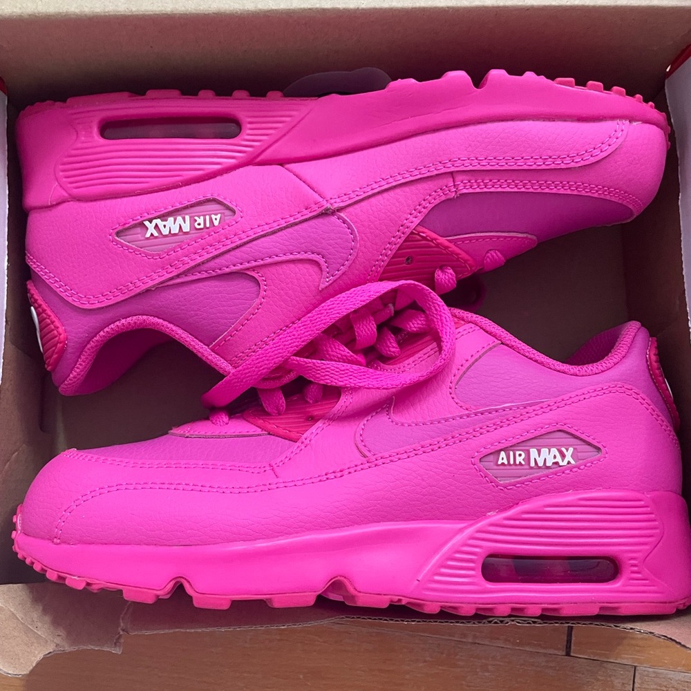 Nike Kids Sneakers in Vibrant Pink